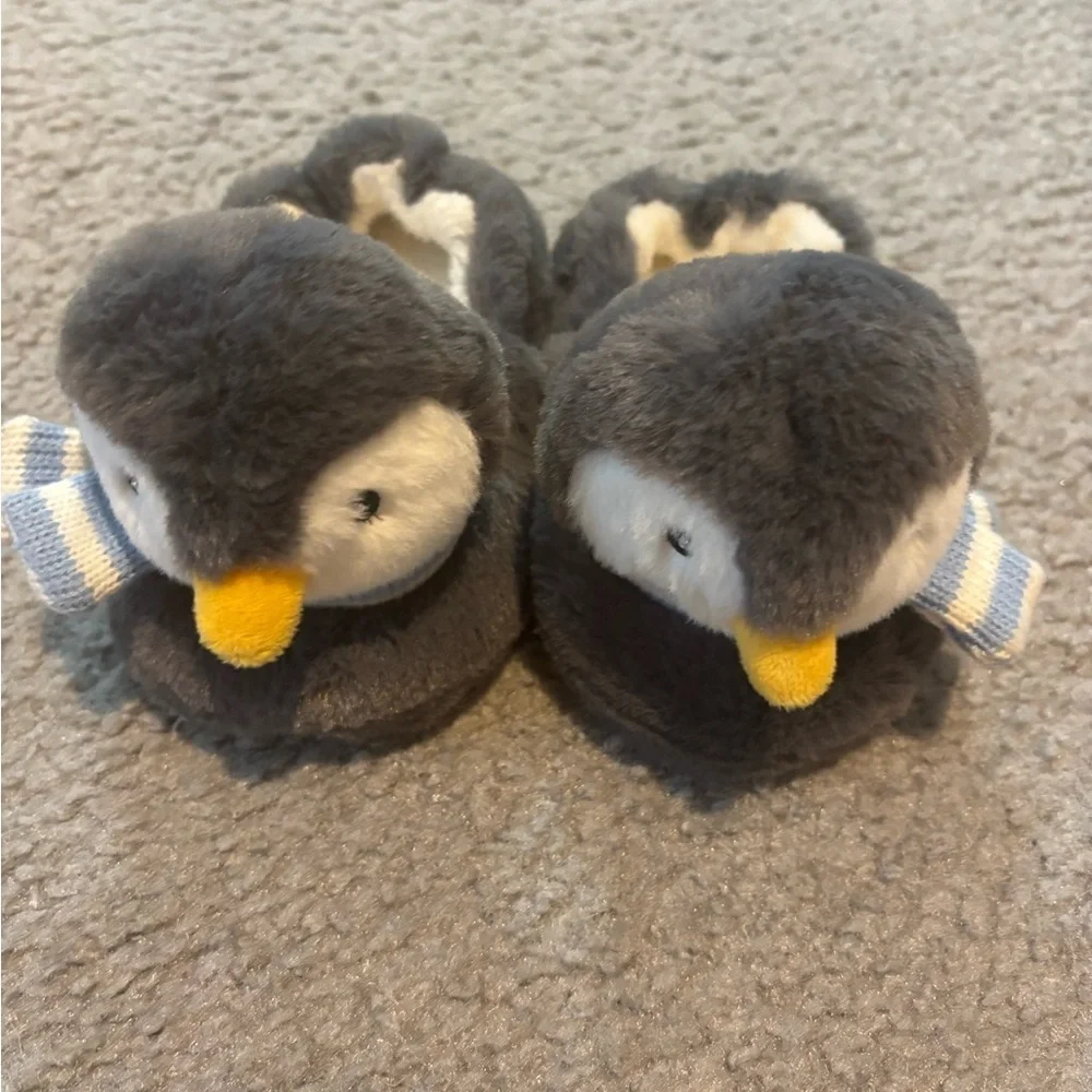 Kids Adorable Penguins with scarf Slippers- size 5/6 warm and cozy!
